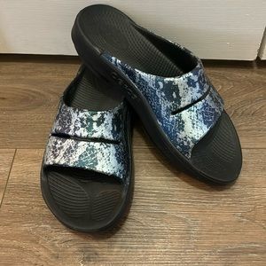 Women’s Oofos slides black sole and blue snake print top M7 W9